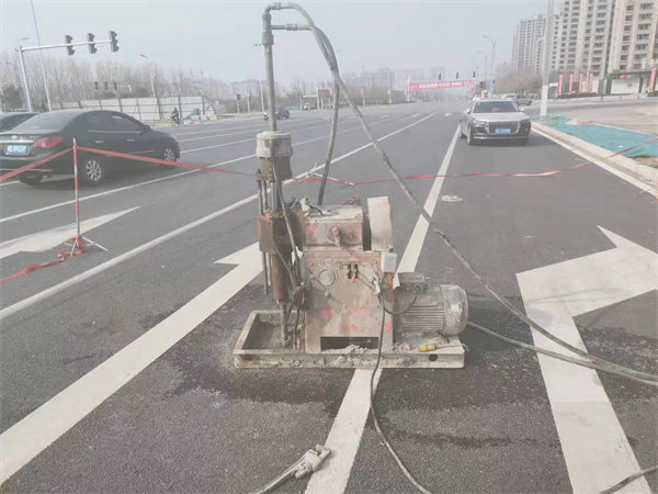 环江公路路面下沉沉降开裂注浆加固施工